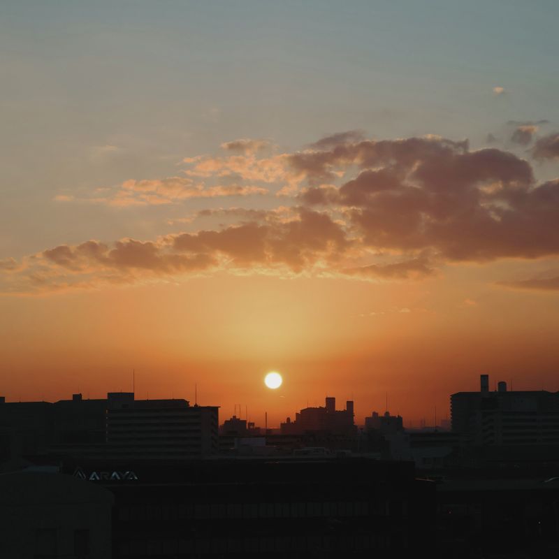 日々の時間の流れを感じさせる夕焼けの風景